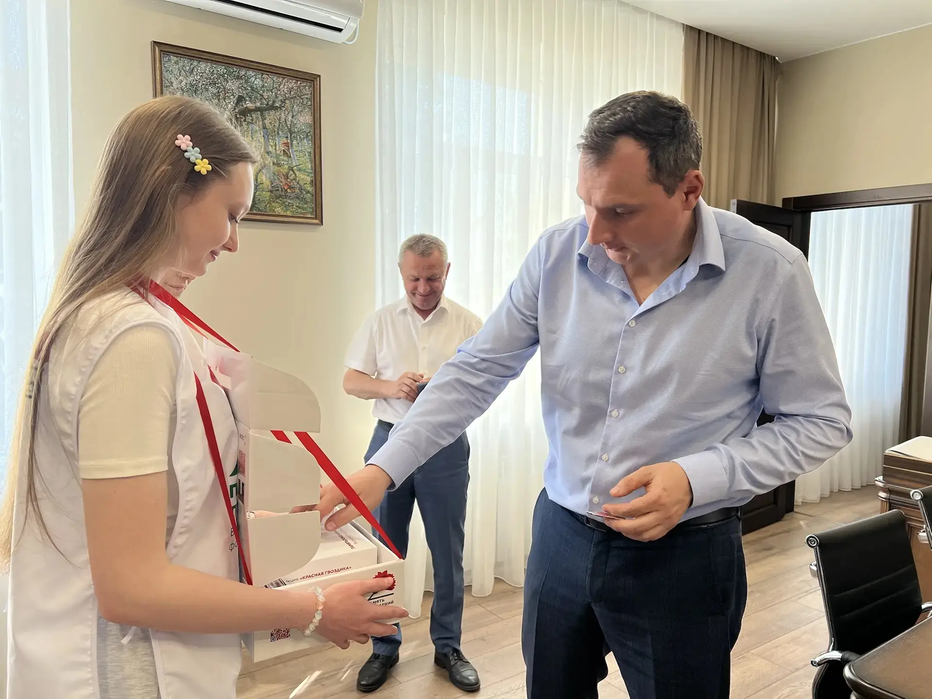 Всероссийская благотворительная акция «Красная гвоздика» продолжается в р.п. Панино. Гл...