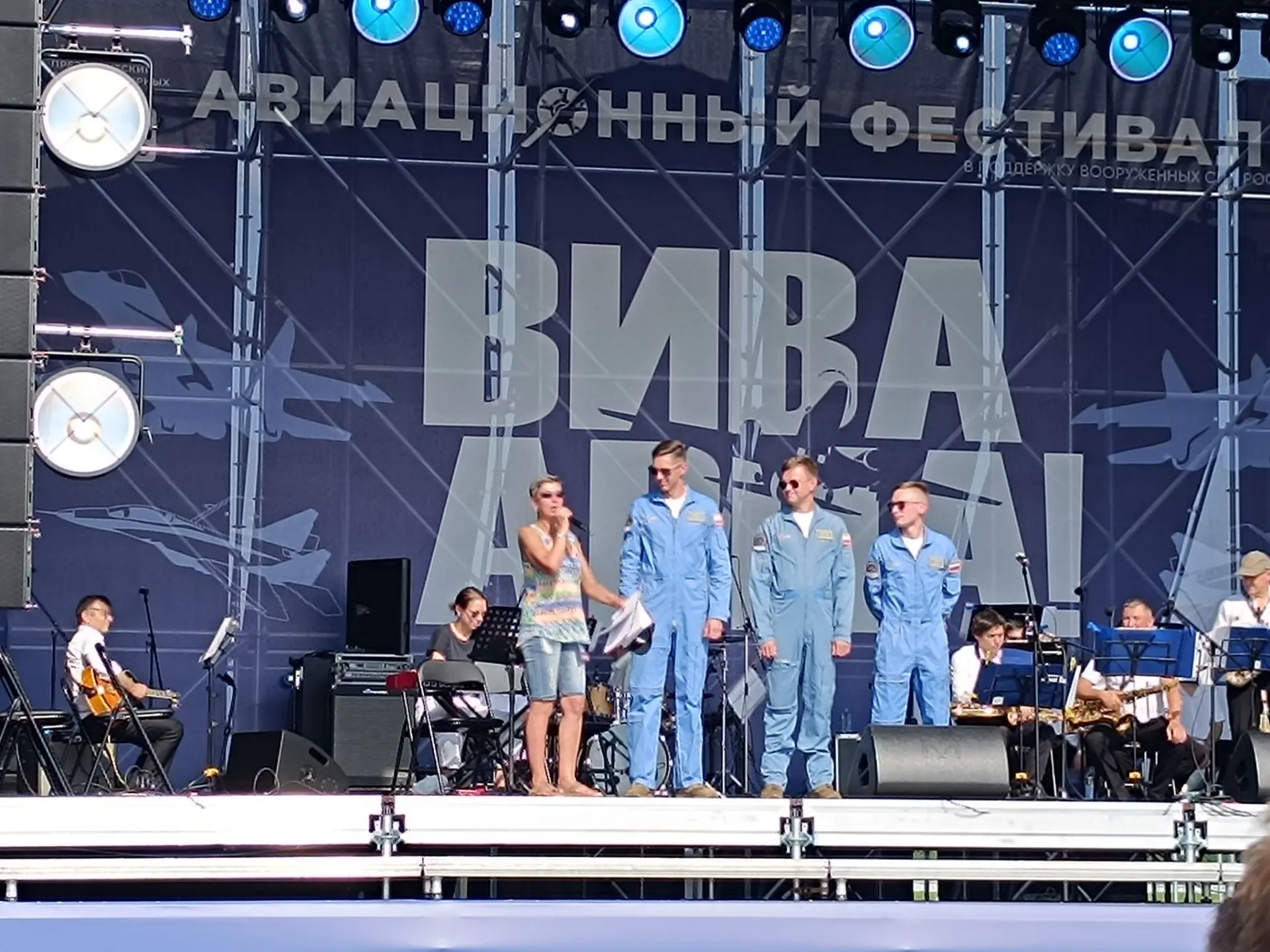 Вот они на сцене, а через 1,5 часа будут в небе 🔥