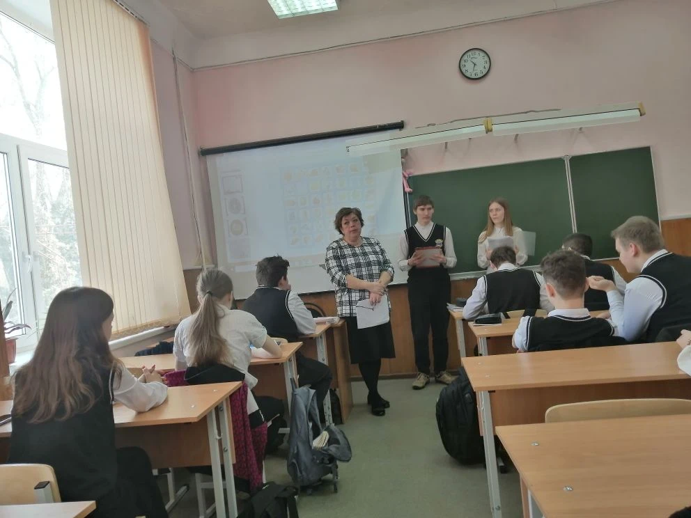 20 февраля в 8б прошел классный час "Есть такая профессия - Родину защищать",. в ходе которого ребят
