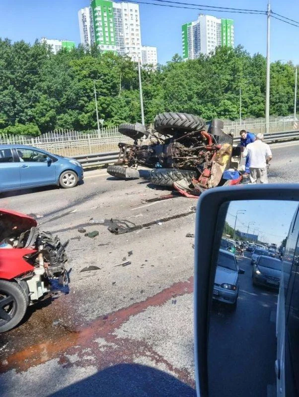 ⚡️ Публикуем подробности сегодняшнего ДТП с трактором на Московском проспекте