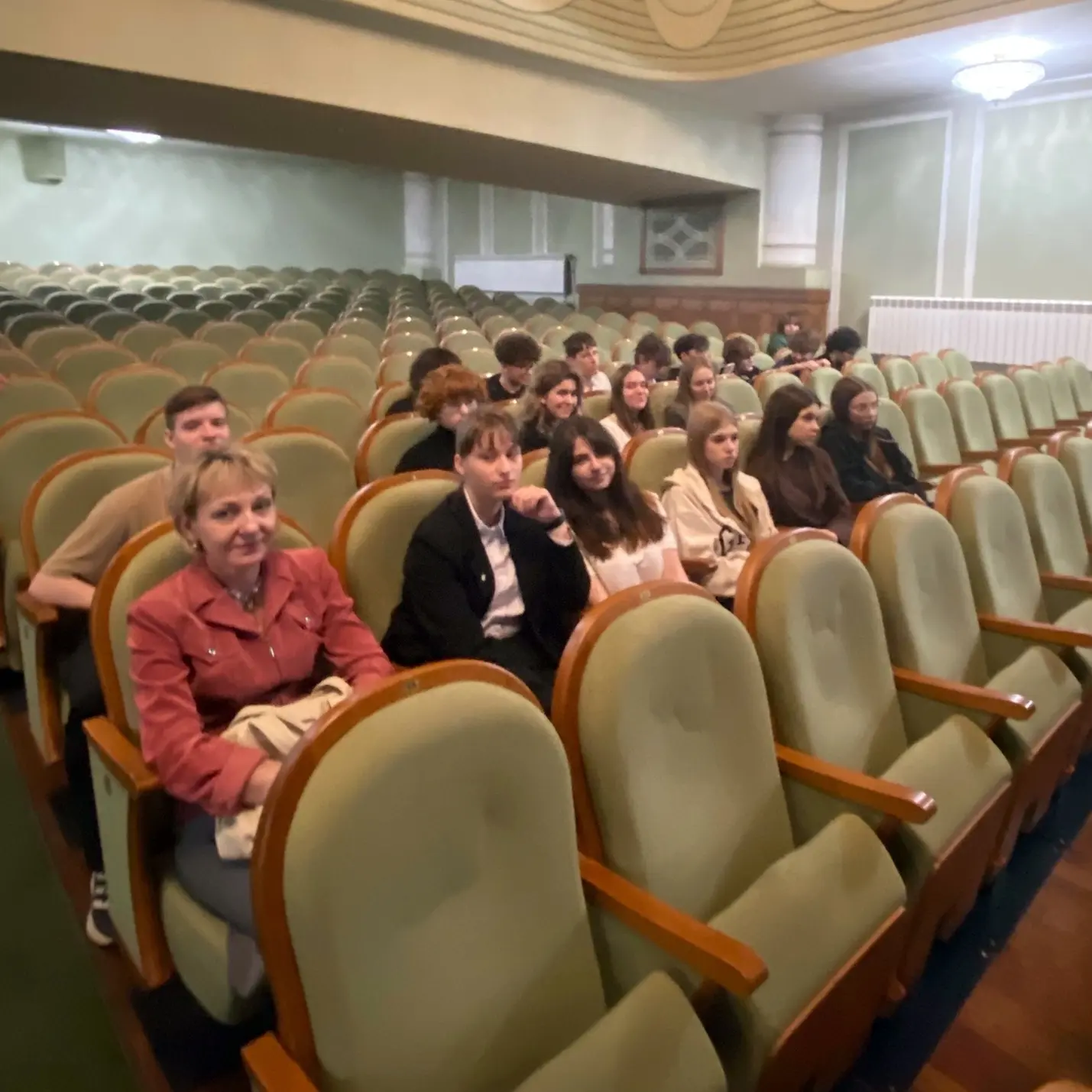 ✨ Вчера обычный учебный день ребята 10 «Г» разбавили поездкой в театр комедии имени Акимова.  😃 И не