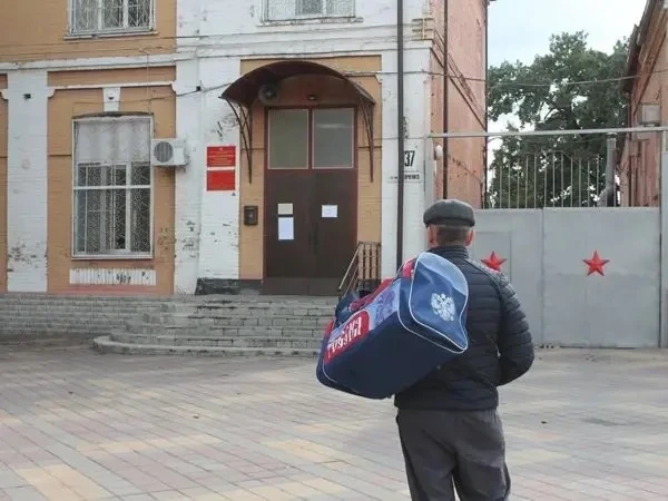 В Ростовской области 1 октября начался осенний призыв на военную службу. К местам несен...