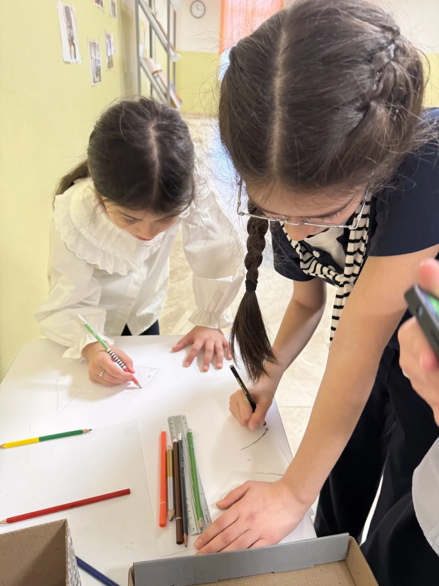 🎨 Волшебство на бумаге!  В 3 «А» классе прошел конкурс на лучшую иллюстрацию к любимому произведению
