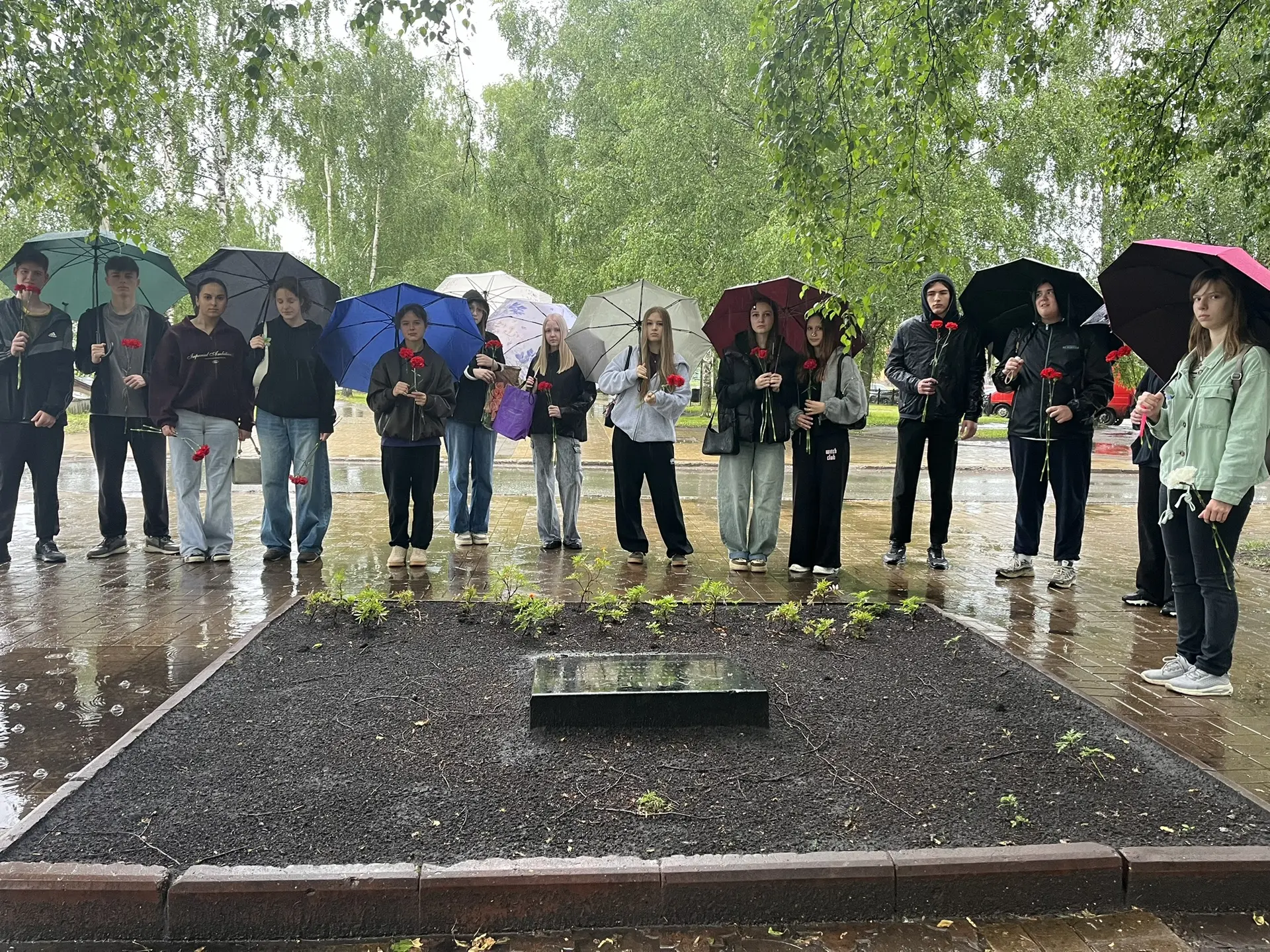 22 июня — День памяти и скорби  - Начало Великой Отечественной войны 

22 июня — одна из самых траги