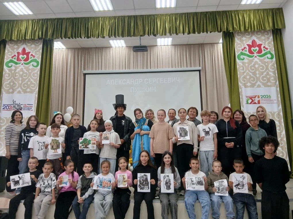 Гимназиядә лагерьга йөрүче укучылар Бөек рус язучысы А.С. Пушкинның туган көнен билгелә...