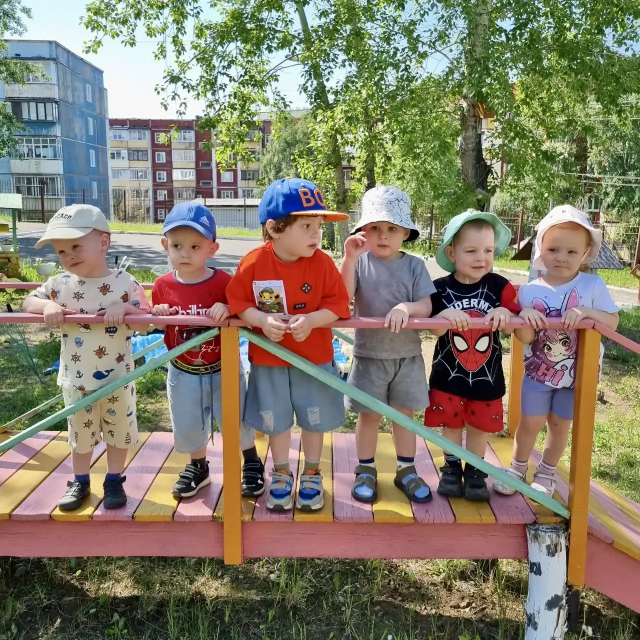 Здравствуйте, уважаемые родители и гости! 🐬

🌈 В один тёплый солнечный день воспитанники группы "С