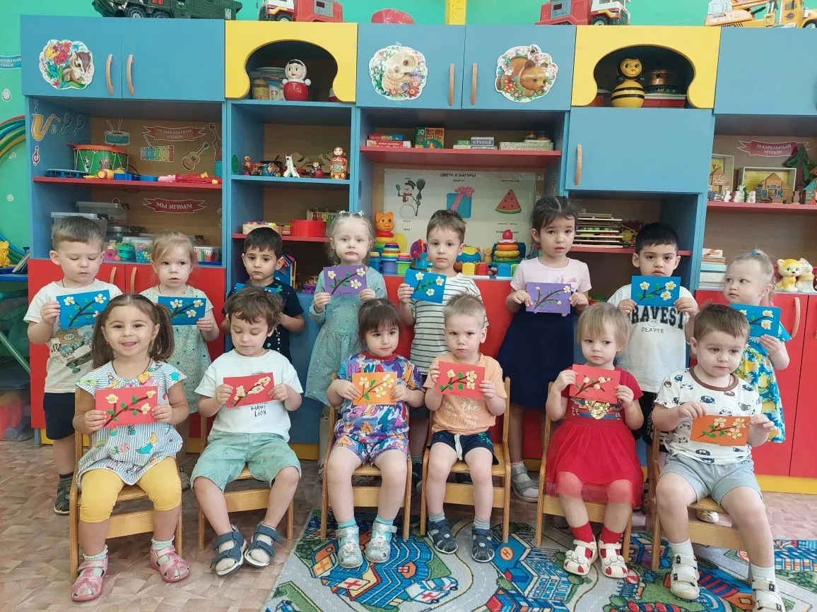 🌸Встречаем Первомай!🇷🇺

✨Сегодня малыши готовили чудесные открытки к Первомаю!

👍Нарисованная на