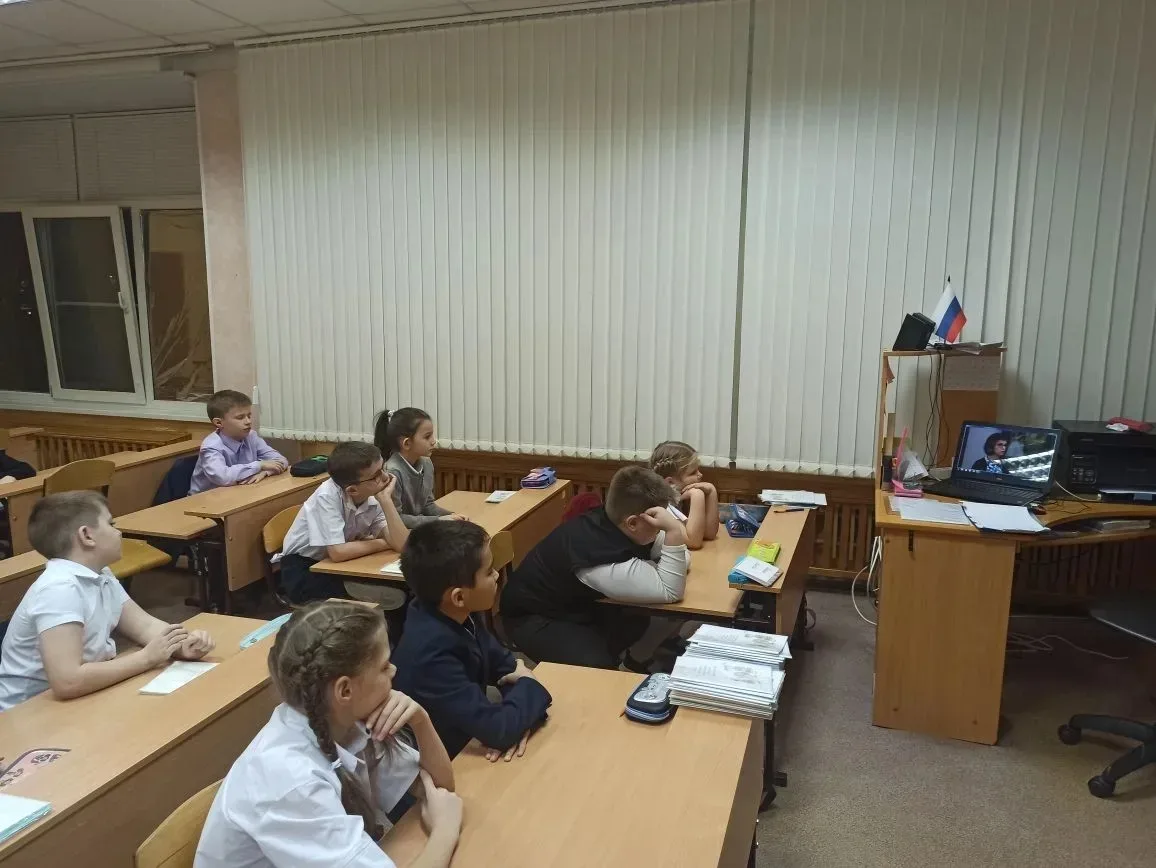 💥Разговор о важном во 2 Е классе прошёл с виртуальной экскурсией в Третьяковскую галерею🖼️  Дети пос