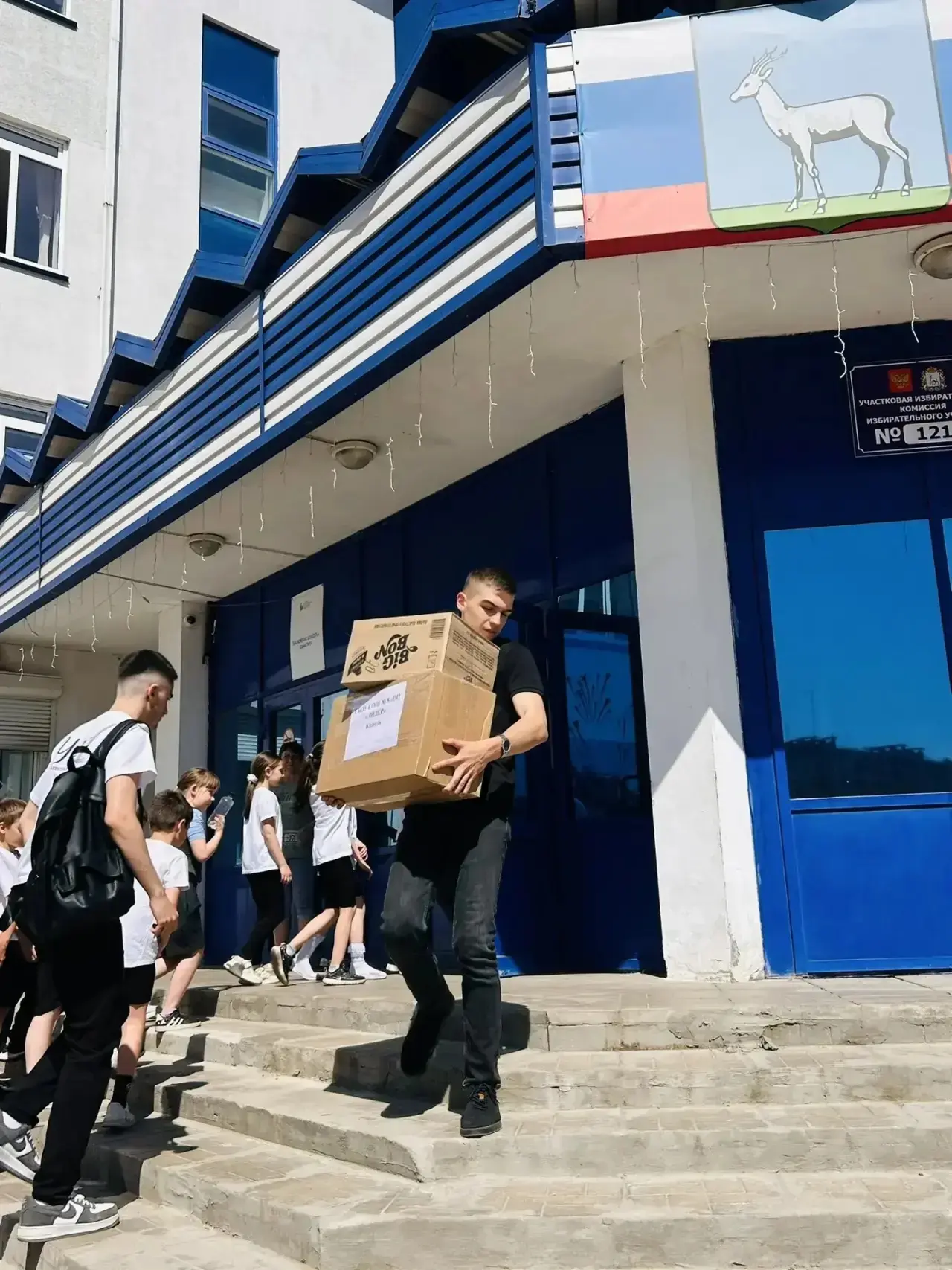 Мы вместе.   Накануне летних каникул, ученики и учителя школы отправили посылки бойцам -участникам С