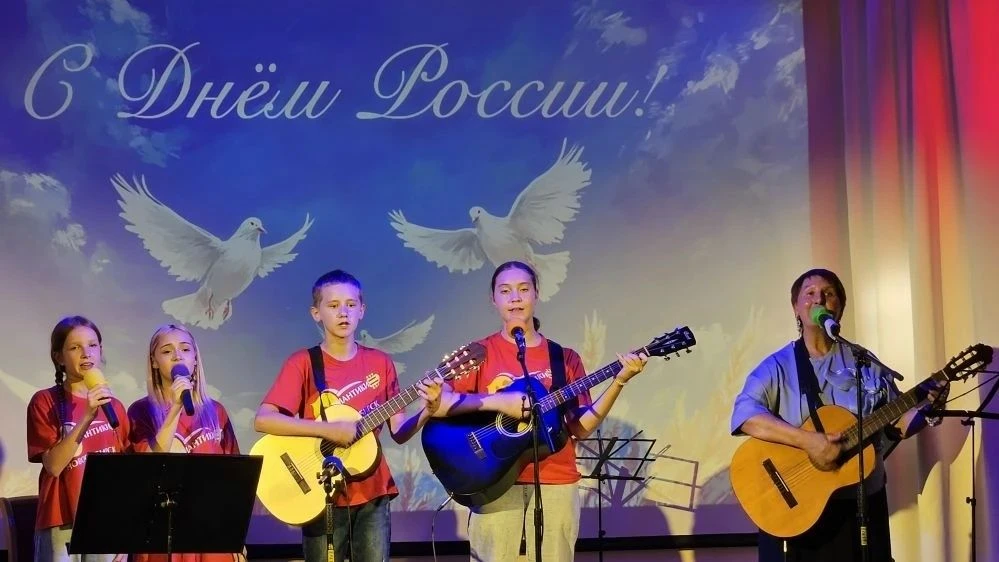 Выступления «Романтиков» ко Дню России 🎸🇷🇺
 
10 июня учащиеся Ансамбля авторской песни «Романтики