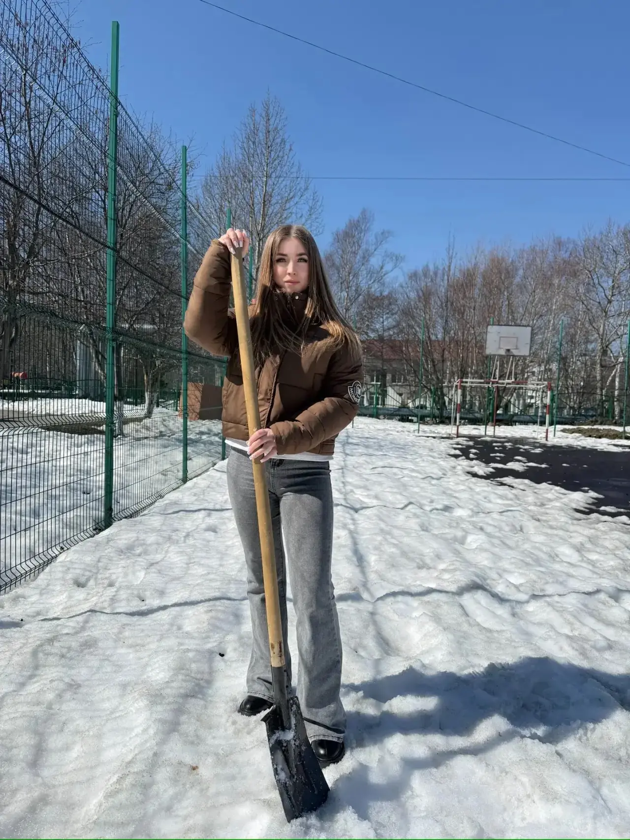 🧹 В МАОУ СОШ №6 города Южно-Сахалинска прошла первая «Чистая пятница» ❄️   ✨В рамках акции учителя н