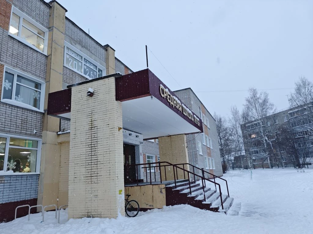 Следим за состоянием снега на кровле школы! При необходимости, сразу убираем снежные свесы с парапет