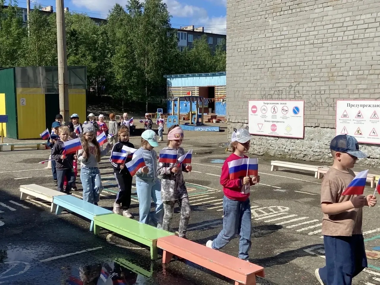 Накануне Дня России ребята дошкольного отделения СОШ № 5 вместе с педагогами  Васильево...