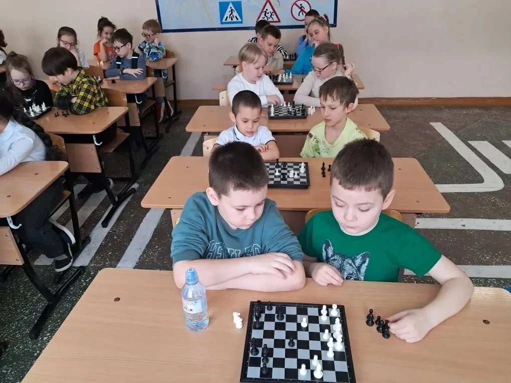 Доброе утро ☀️   ♟️ Шахматный турнир среди 1–2 классов: первые победы!  Вчера в нашей школе прошёл з