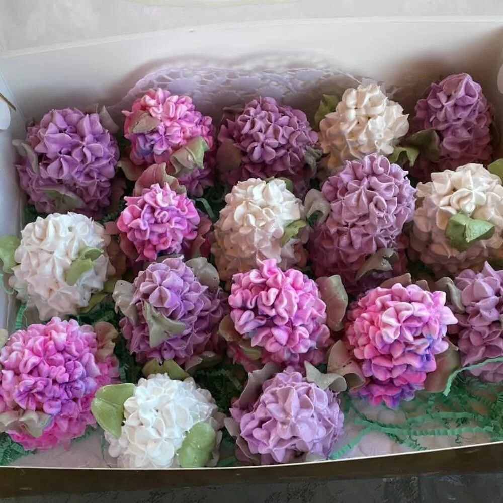 Сирень 

💐Дорогие, как укладываете зефирную сирень? 

P.S. Покажите ваши букеты сирени😍