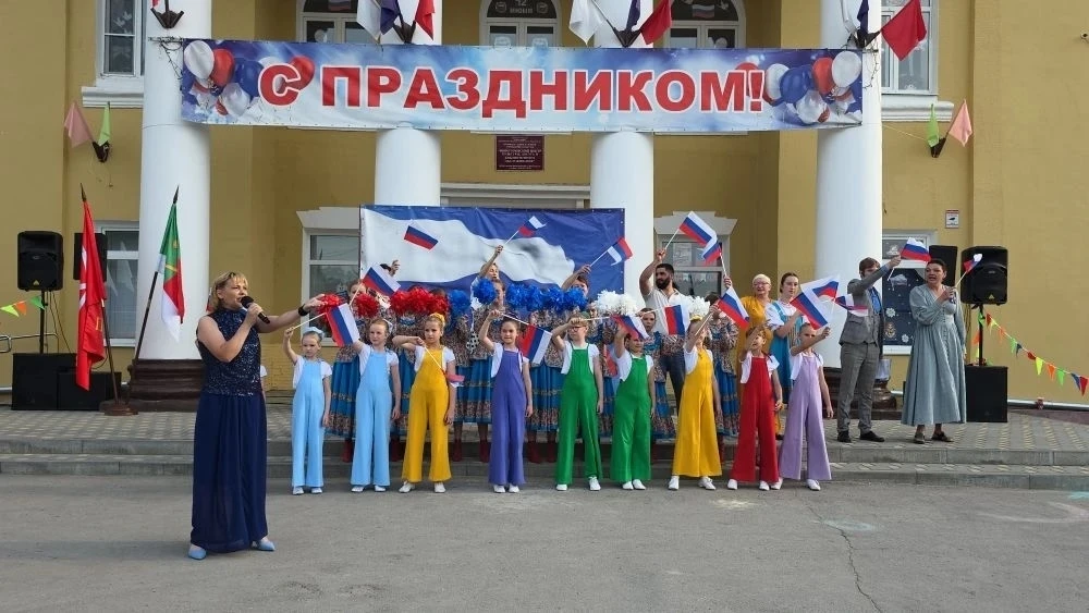 🇷🇺 В День России на площади Центра культуры состоялось яркое праздничное мероприятие.

Волонтёры р