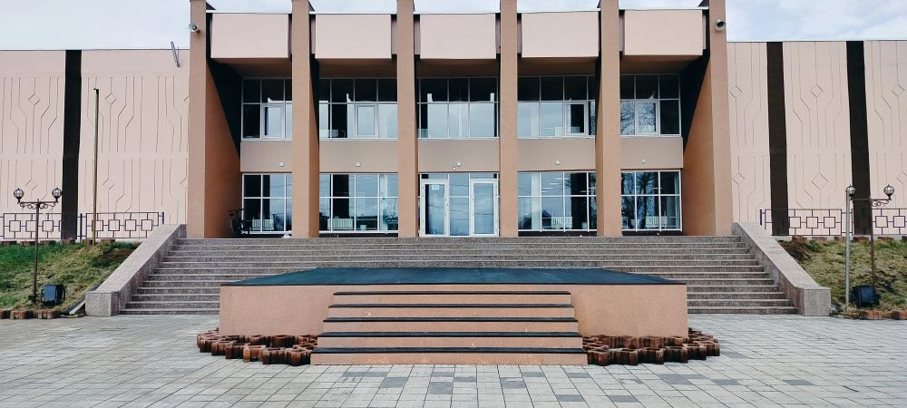 В селе Оек завершены работы по реставрации сцены, расположенной на площади перед домом ...