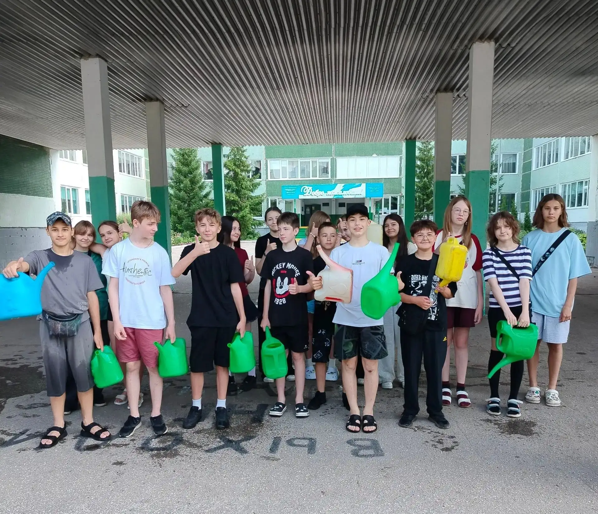 🌸 Сегодня 15.06. мы всем классом 6"В" приводили в порядок нашу школьную территорию и поливали клумб
