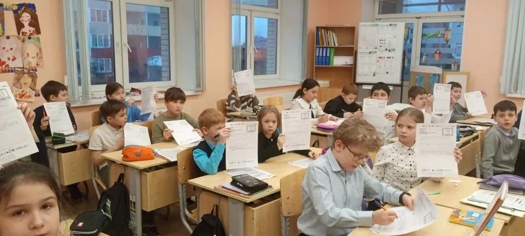 В понедельник, 2 февраля, мы традиционно начинаем учебную неделю с внеурочного занятия "Разговоры о 