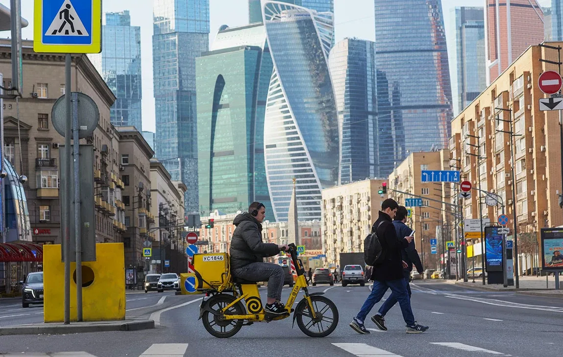 🛵В Москве курьеров обяжут ежегодно сдавать тесты на знание ПДД и сервисной этики с 15 ...