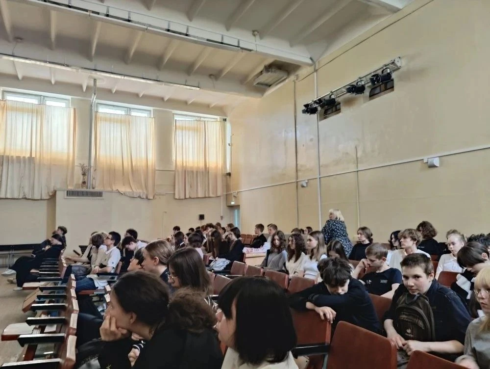 🎬 8Б класс: «Контрудар» — фильм о мужестве и Победе  В преддверии Дня Победы ученики 8Б класса собра
