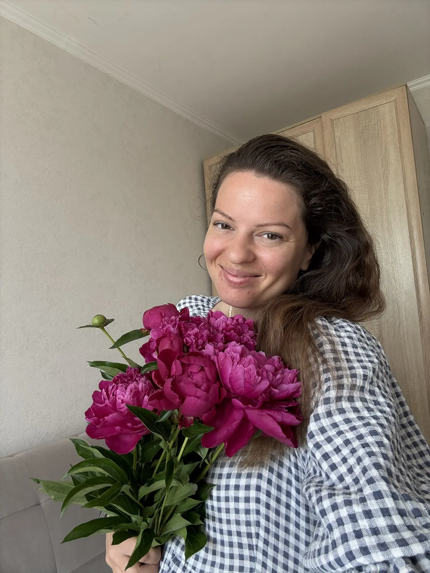 Батюшка пришел со службы и принес пионы мне.🥰

У нас рядом с храмом в селе Шеметово прихожане сажаю