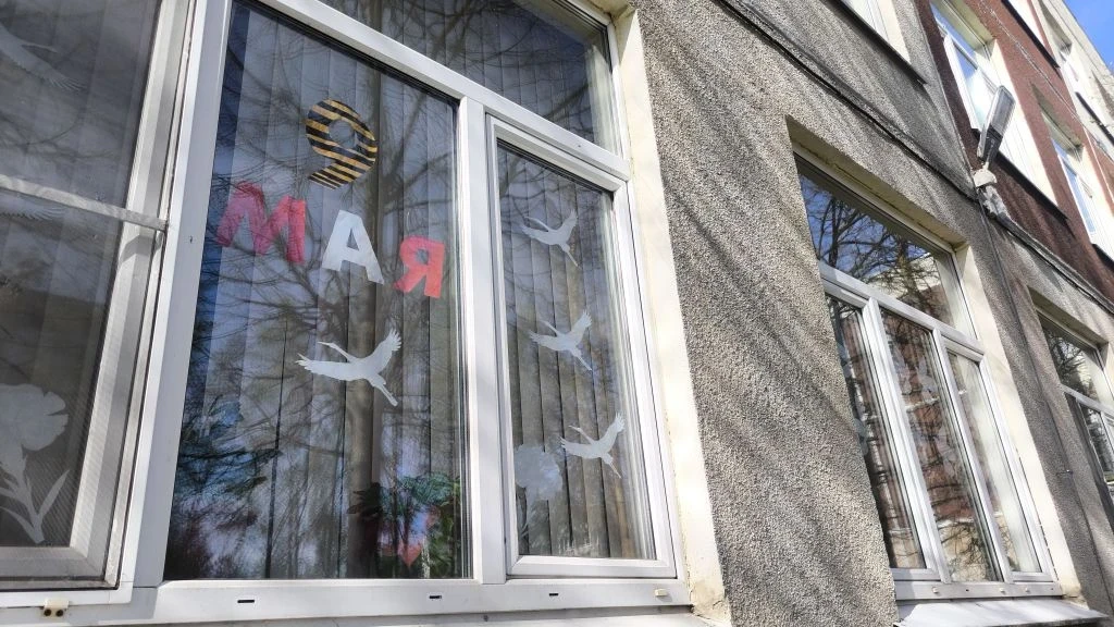 Окна Победы  Наша школа участвует в акции "Окна Победы". Ученики оформили окна школы наклейками, сим