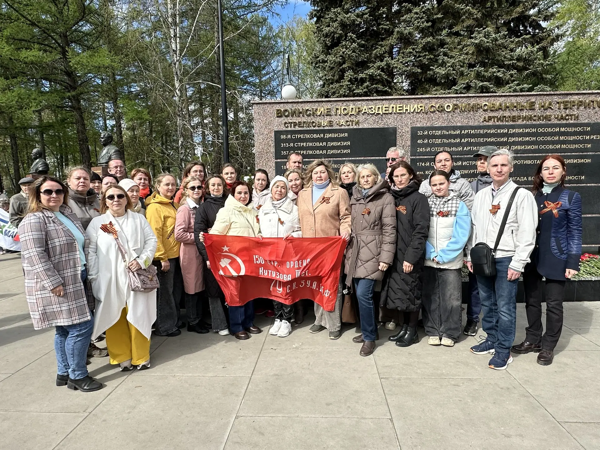 🇷🇺9 мая в Ижевске в сквере Победы состоялась торжественная церемония возложения цвето...