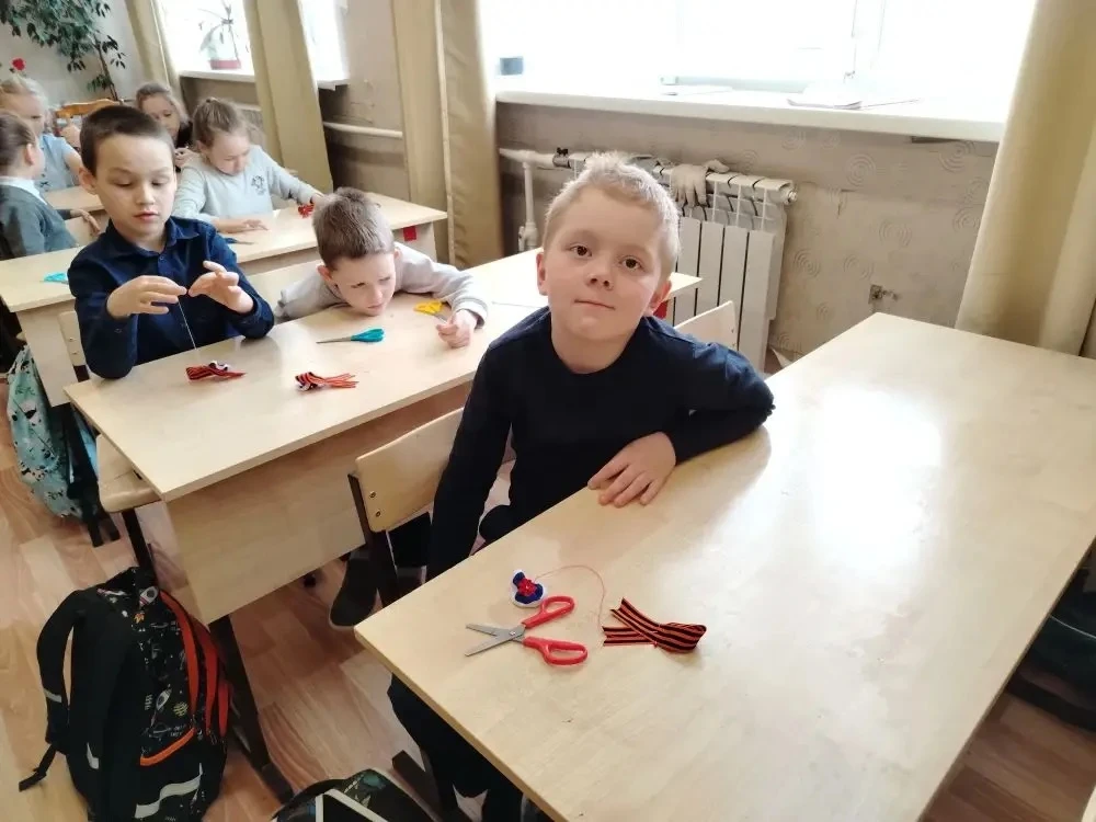 📍 Вчера в 1 Е классе прошëл мастер-класс по изготовлению декоративной броши с использованием символа
