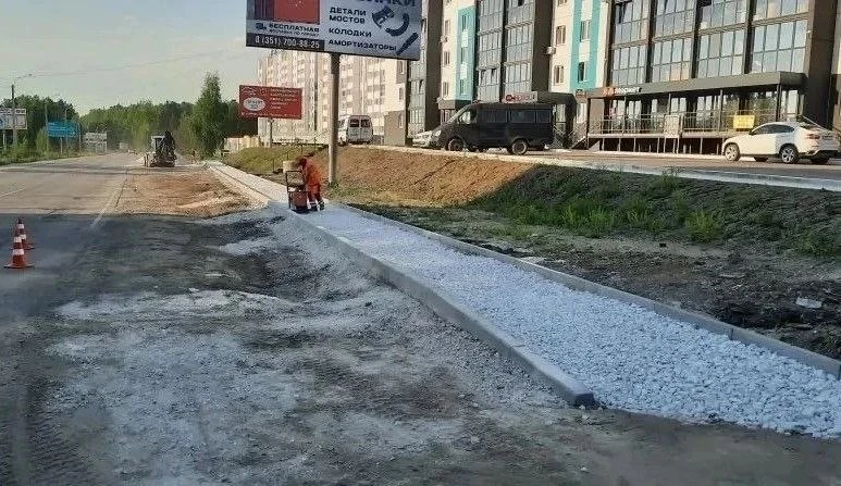 В округе продолжаются работы по ремонту автомобильных дорог.   Подрядчик уже приступил к обновлению 