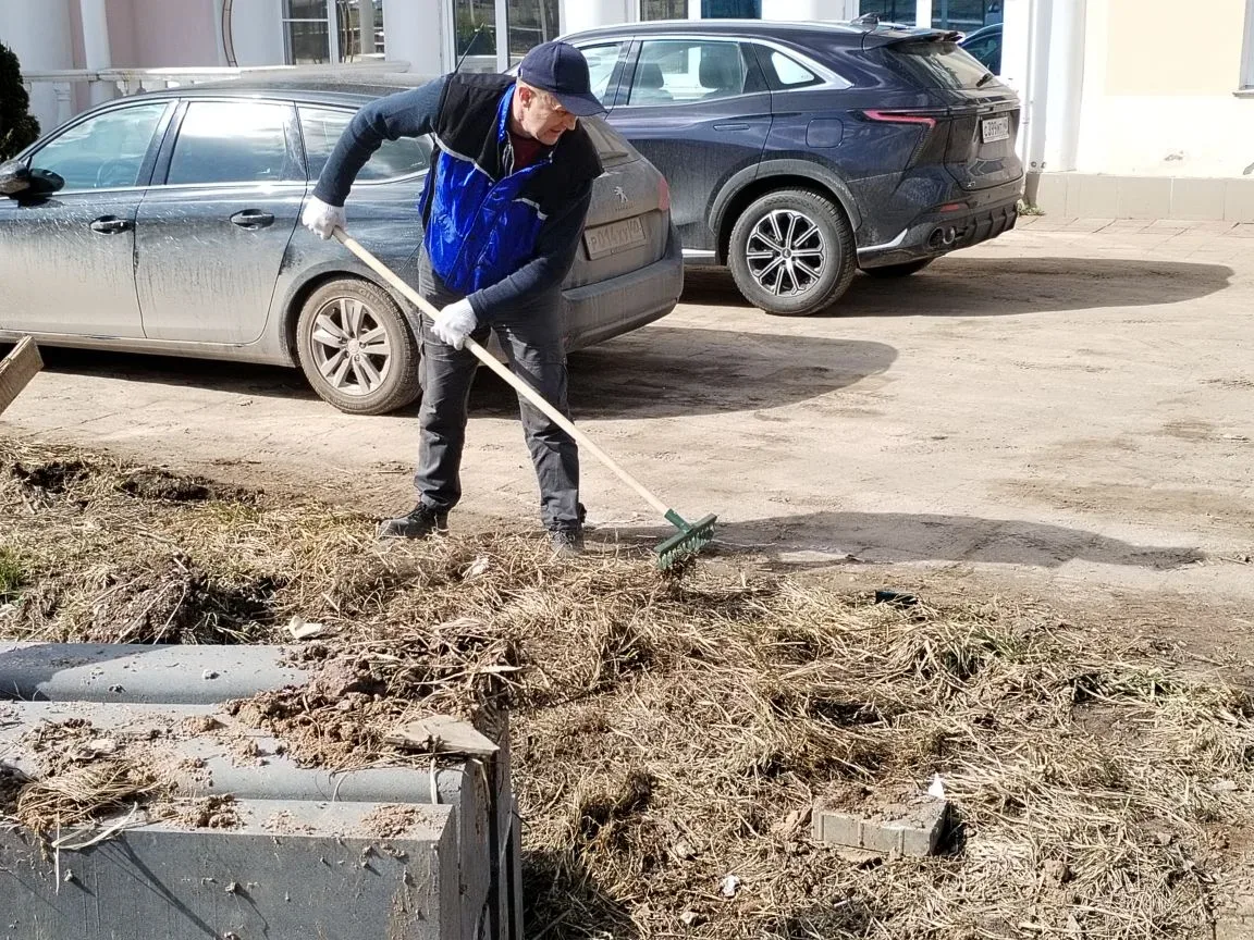 В рамках санитарной уборки и благоустройства территории города Малоярославец, 3 апреля ...