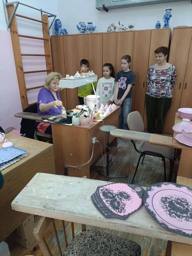 Во время весенних каникул ученики 2 Г класса совершили увлекательную экскурсию на производство «Гала