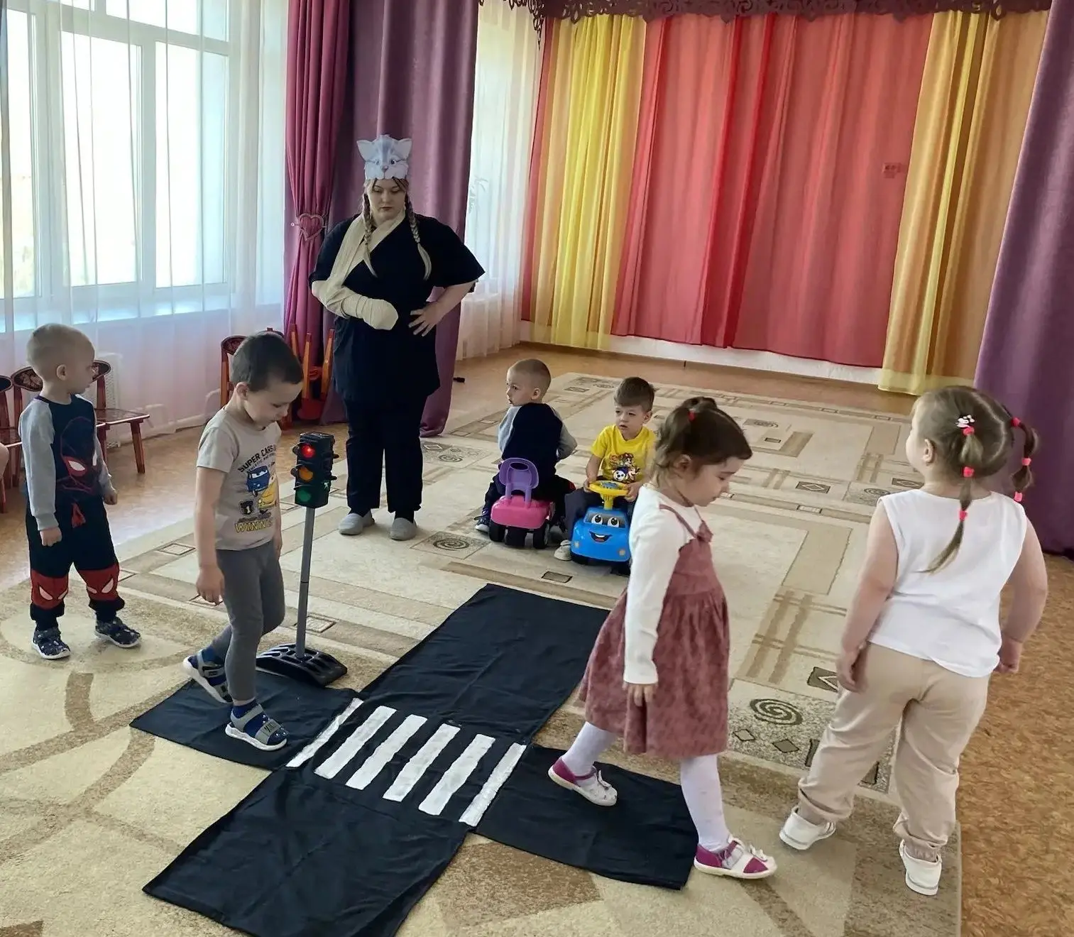 В младшей группе "Пчёлки" прошло увлекательное развлечение по ПДД "В гости к инспектору".