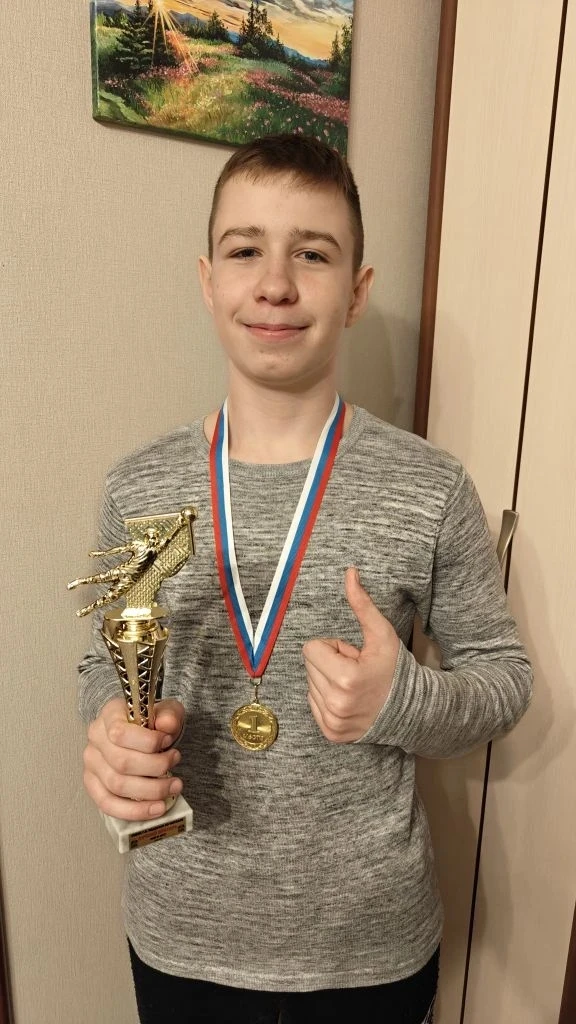 И ещё одна радостная новость !  Барна Андрей, ученик 9 Б класса , завоевал 1 место в соревнованиях  