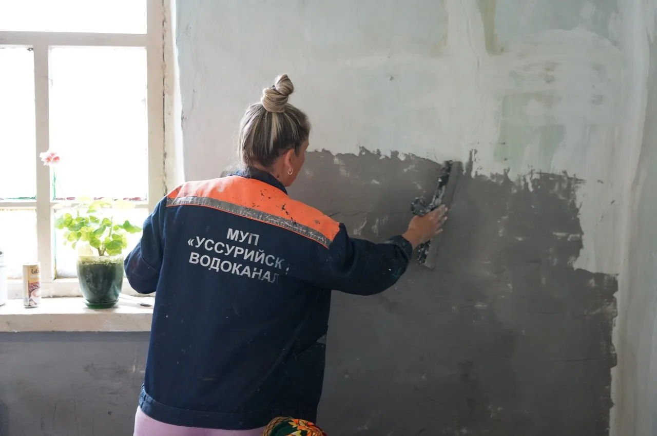 🏡В Уссурийске семье участника СВО оказали помощь в ремонте дома

Мама героя, Нина Лупинога, долгое 