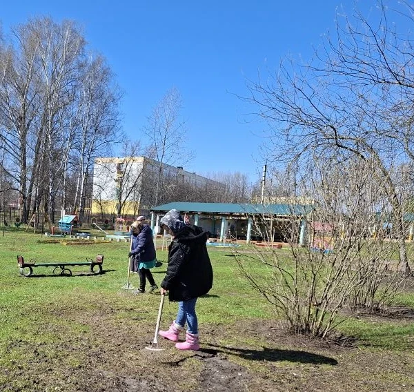 А у нас — весенний марафон чистоты!
Солнышко греет, птички поют, а мы — наводим порядок на территори