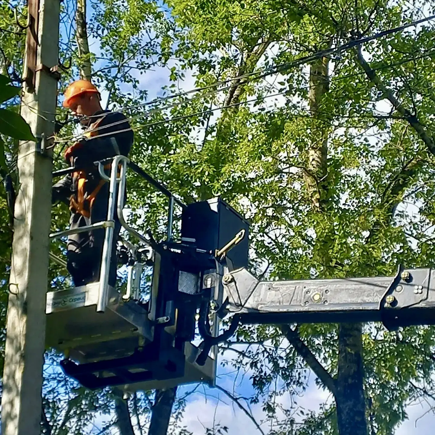 В Великом Новгороде продолжаются работы по восстановлению уличного освещения💡