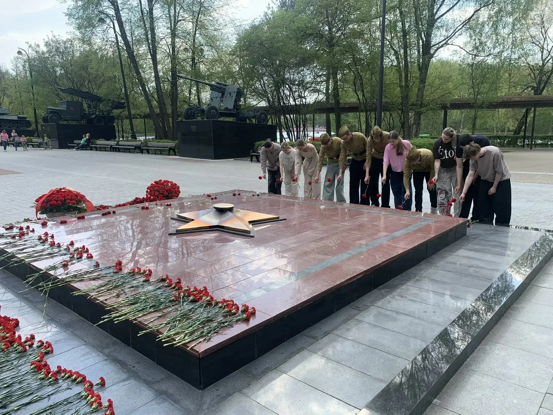 В преддверии праздника студенты МК 7 возложили цветы к братским могилам воинов  🎖 Зеленоград занимае