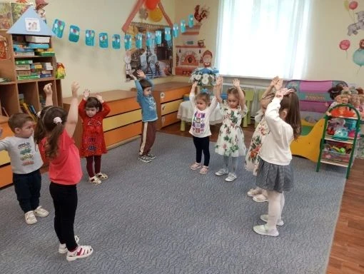 Любимую зарядку "Бегаем по кругу" малыши второй группы раннего возраста и младшей групп...