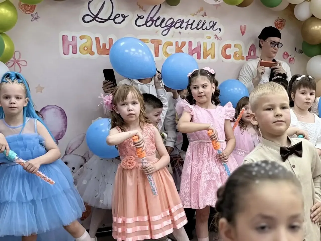 Вчера наши детки из подготовительной группы, сделали большой шаг — выпустились из детск...