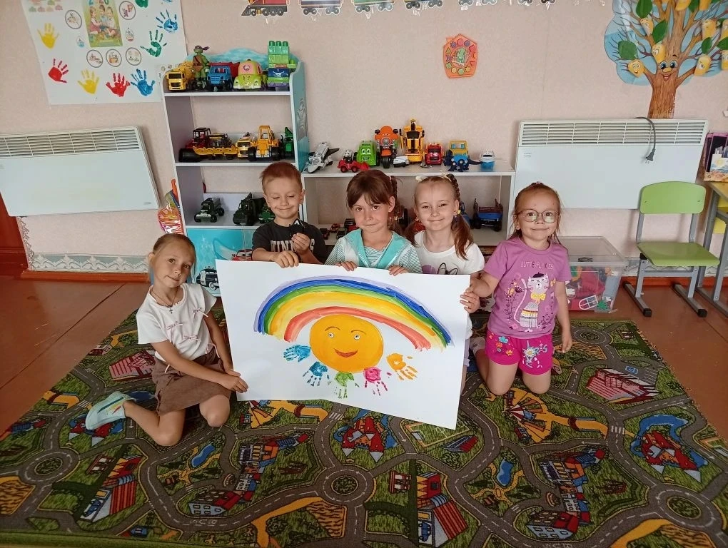 В нашем детском саду прошла "Радужная неделя" - каждый день мы посвящали одному цвету.