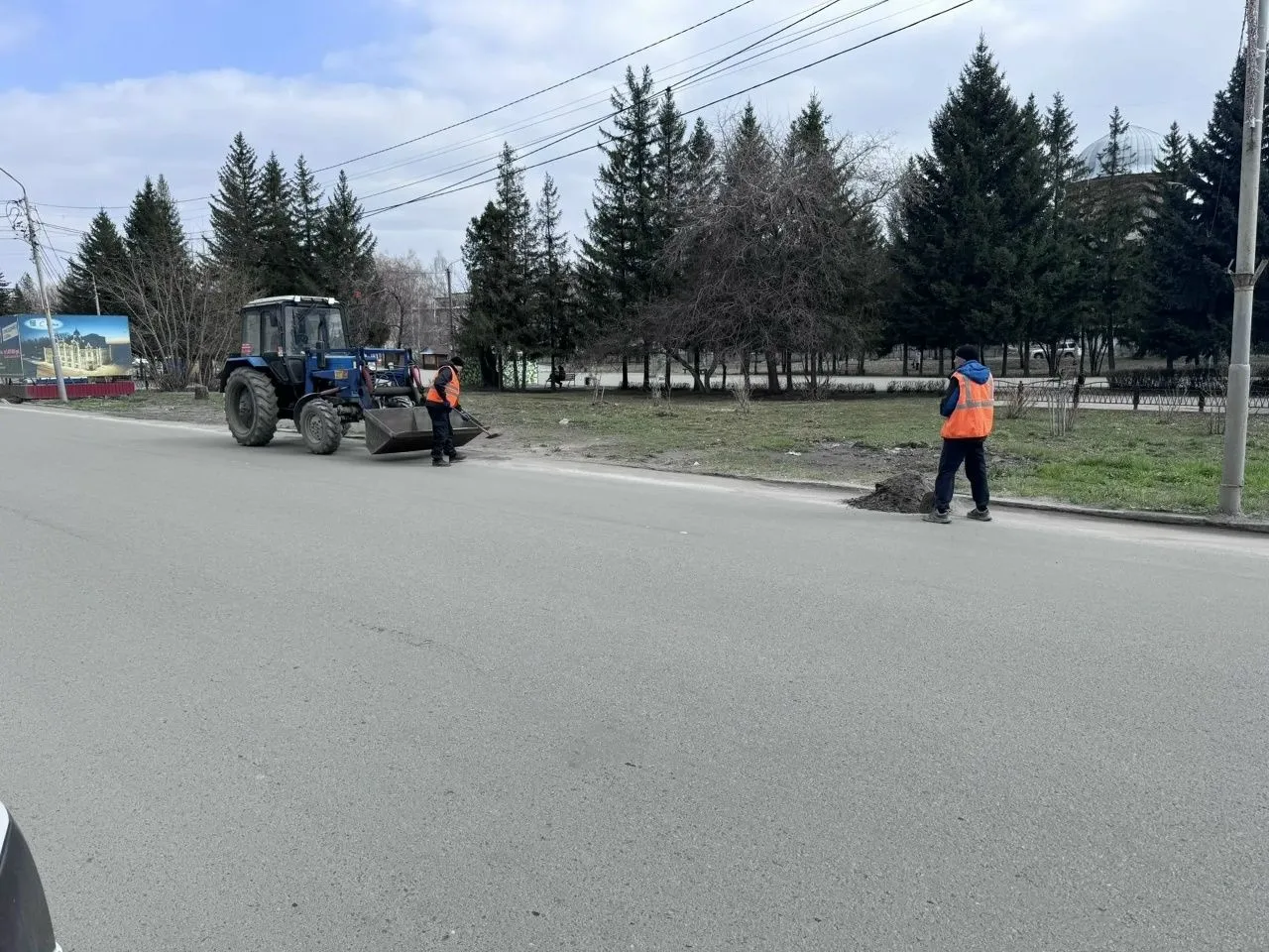 В Бийске продолжаются работы по благоустройству городских территорий и ремонту дорог ⁣ 🚜Проводится у