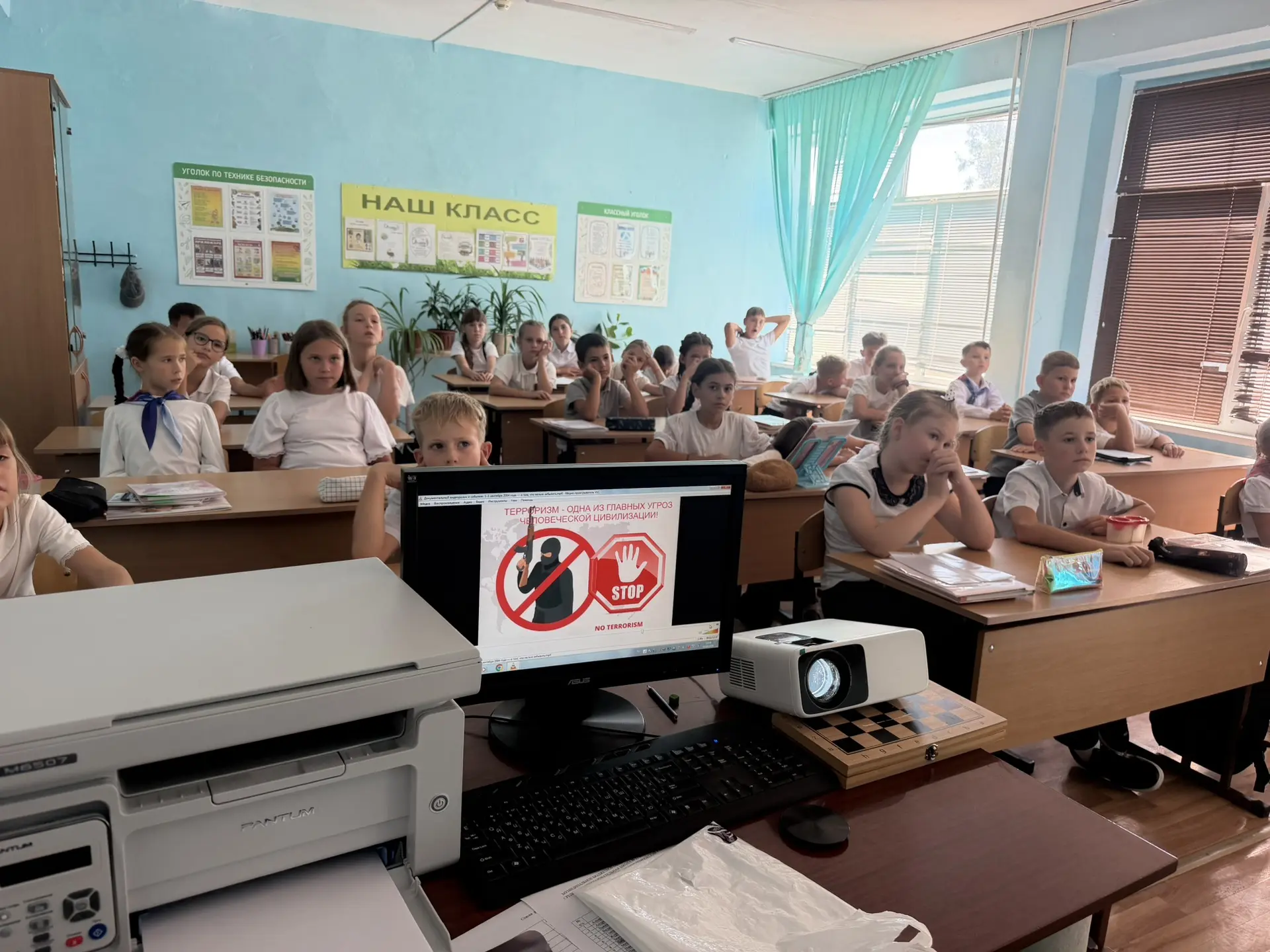 🌍🕊️ На базе школы  №17 пос. Ильич прошла важная беседа «Мир под прицелом», приуроченн...