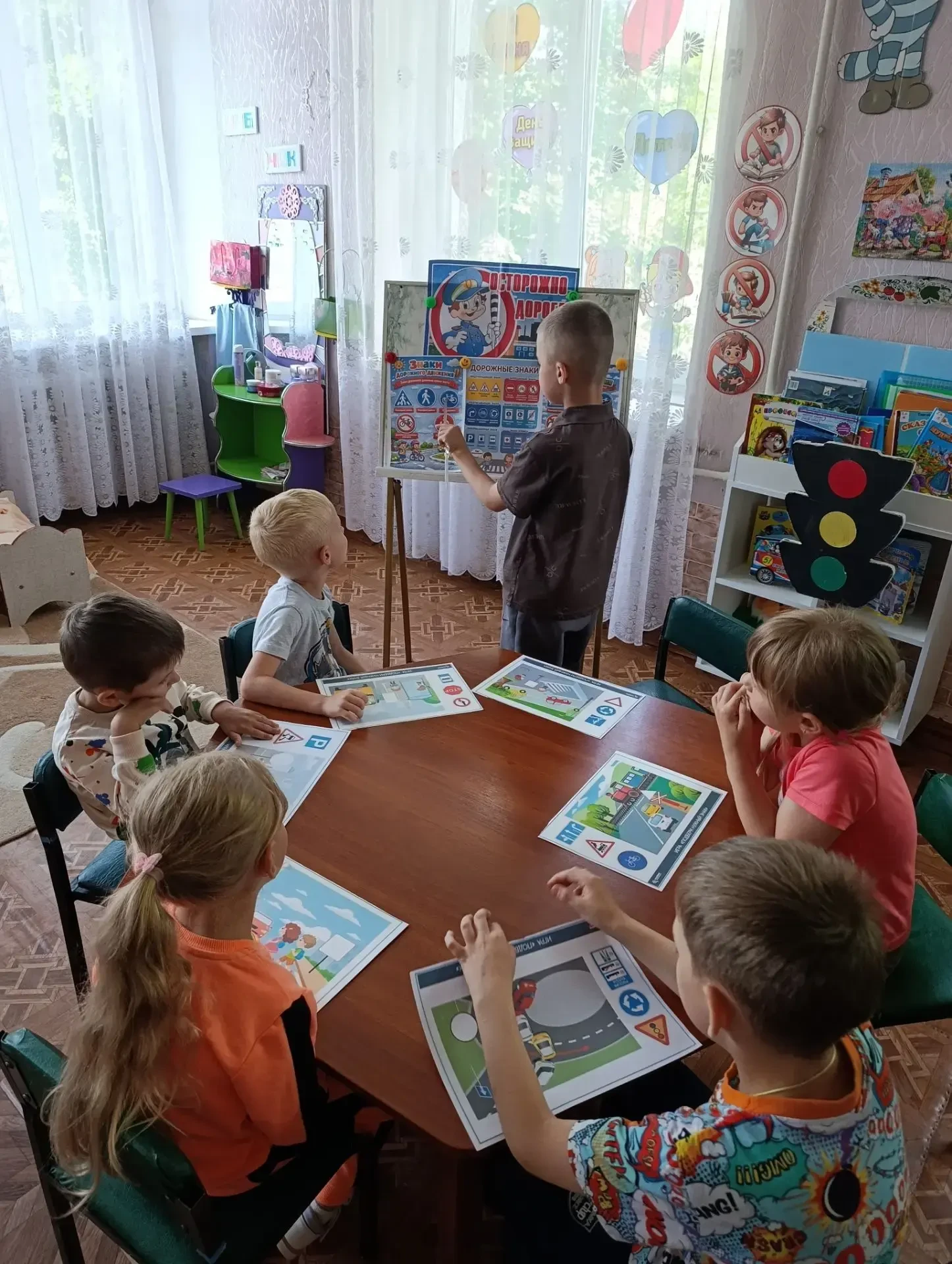 В логопедической группе прошла беседа «Дорожные знаки» - цель которой не только дать детям знания, н