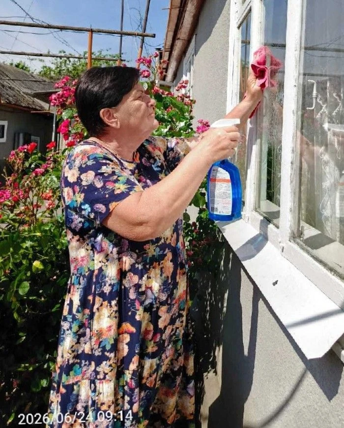 Сотрудники КЦСОН Кировского района продолжают активно реализовывать акцию «Чистый дом»,...