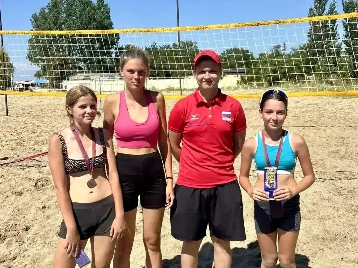 🏐В Ейске прошли соревнования по пляжному волейболу

На центральном пляже города играли девушки 2014