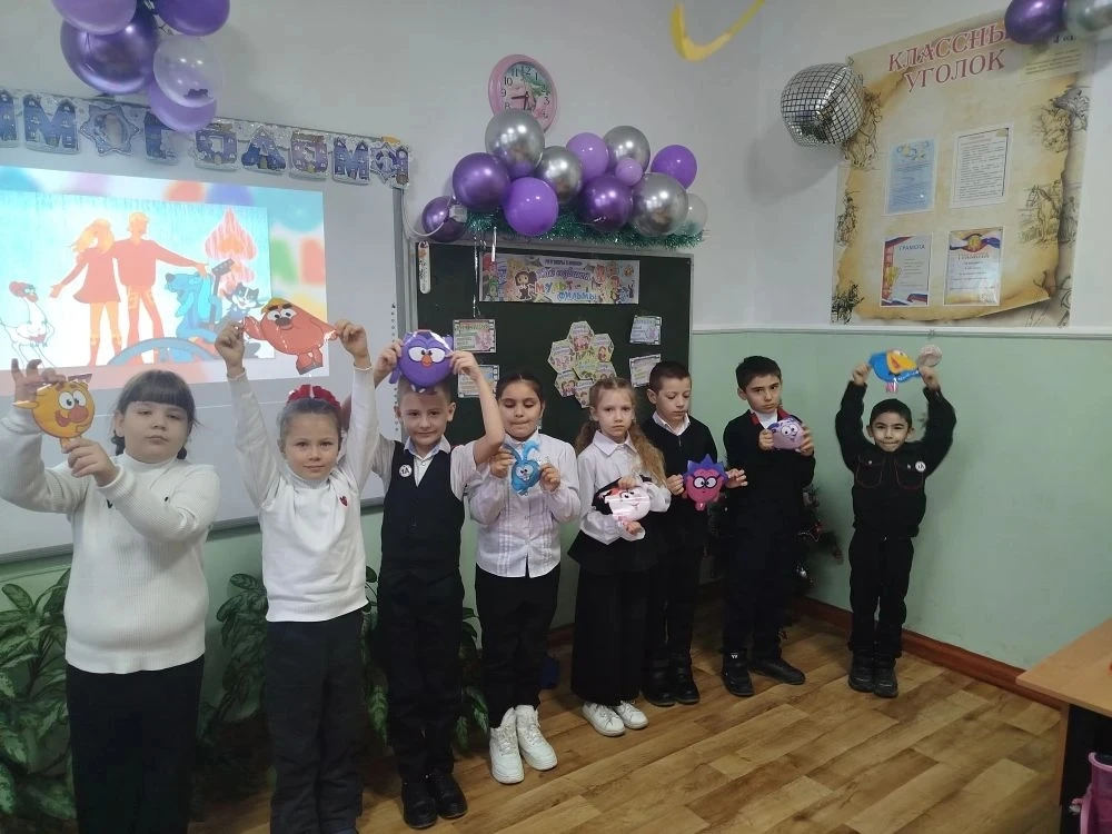 Новая учебная неделя в нашей школе традиционно началась с поднятия флагов и исполнения ...