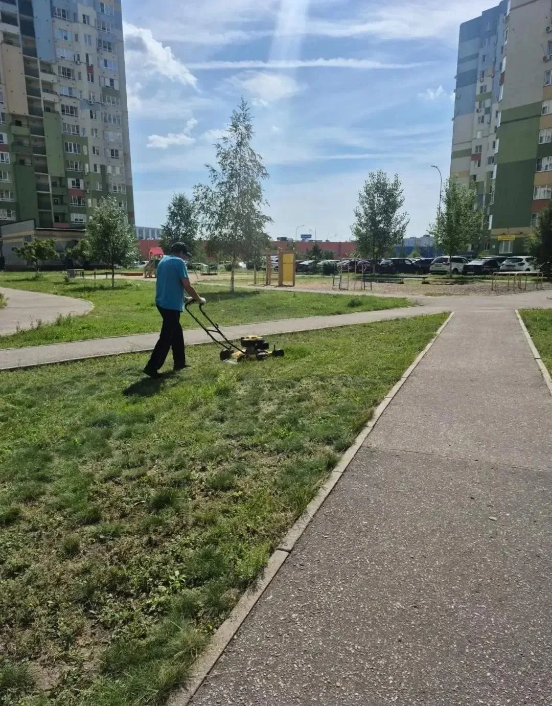 Покос травы на придомовой территории ЖК "Седьмое небо". Планируем завершить работы до 1...