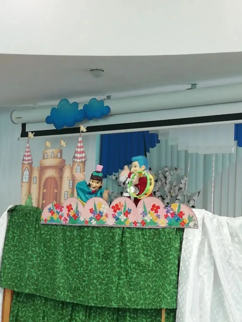 ‎Педагоги школы показали детям кукольный спектакль про Царевну Несмеяну. Чтобы рассмешить плаксу, к 