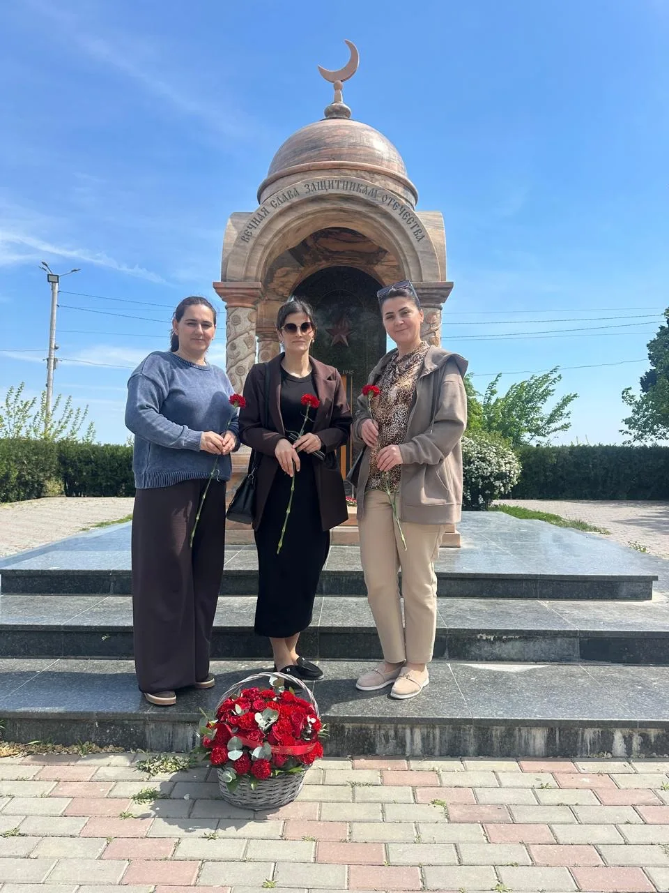 🌹 Возложение цветов - традиция, передающаяся из поколения в поколение.